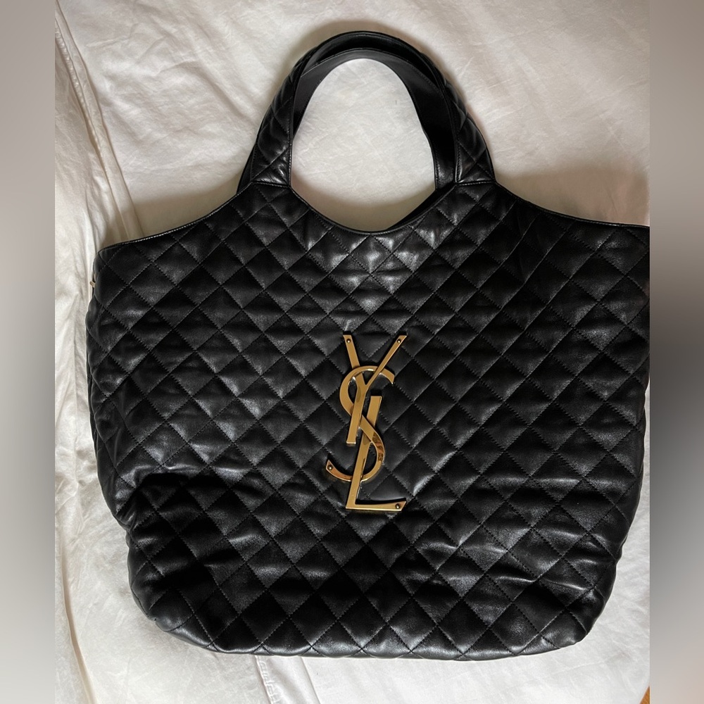 YSL ICARE MAXI SHOPPING BAG IN QUILTED
LAMBSKIN